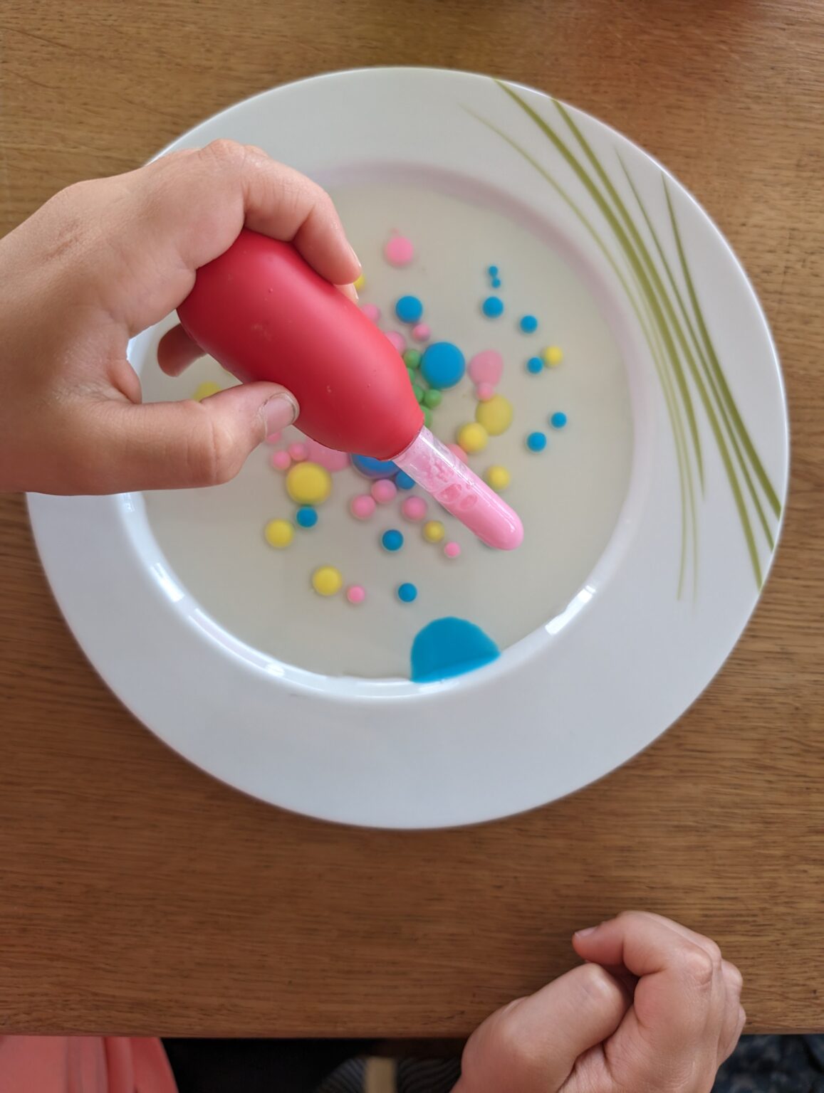 das-magische-experiment-mit-l-und-gef-rbter-milch-waswirspielen
