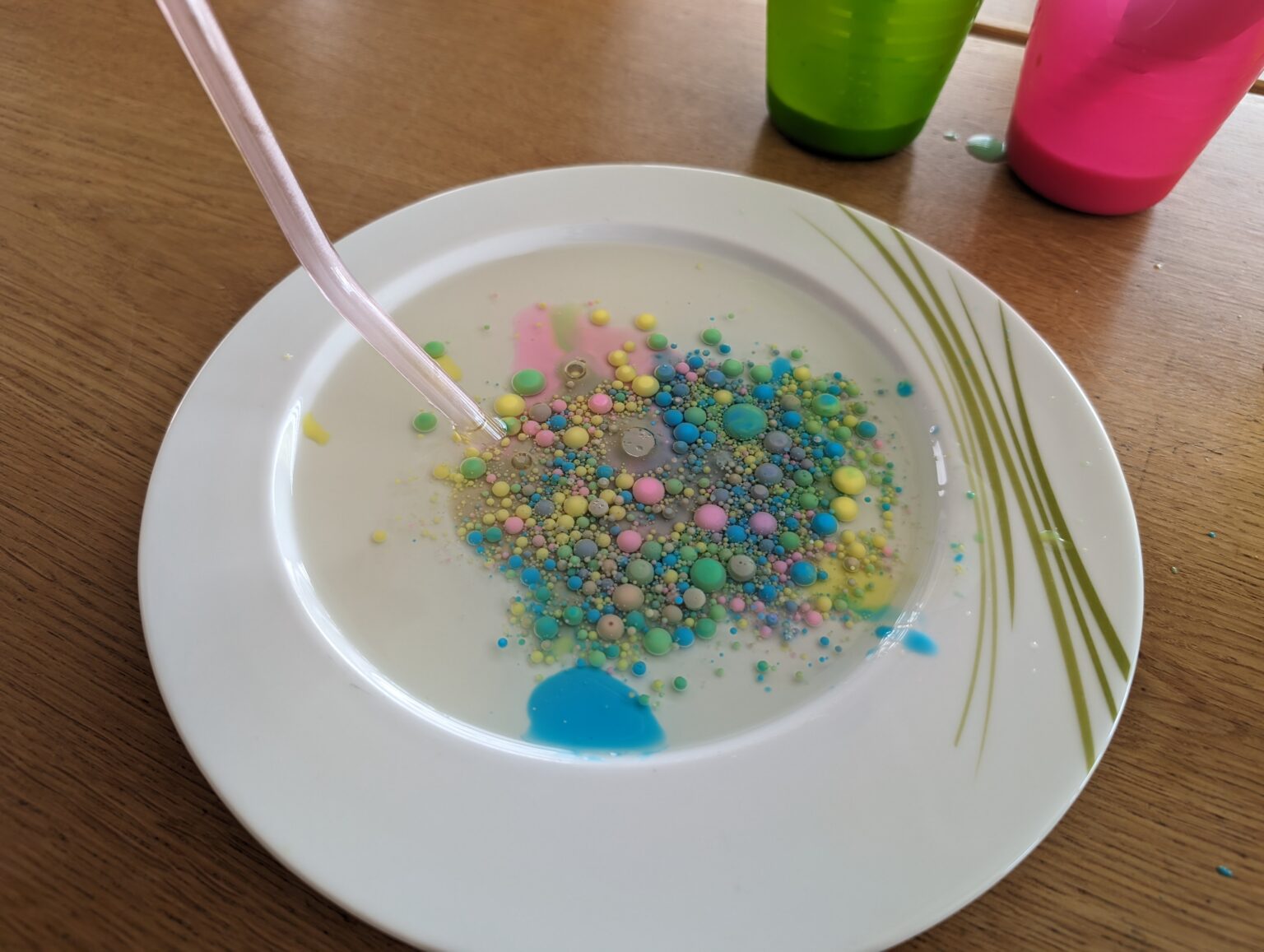 das-magische-experiment-mit-l-und-gef-rbter-milch-waswirspielen