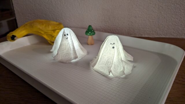 Leuchtende Halloween-Gespenster aus Küchenpapier