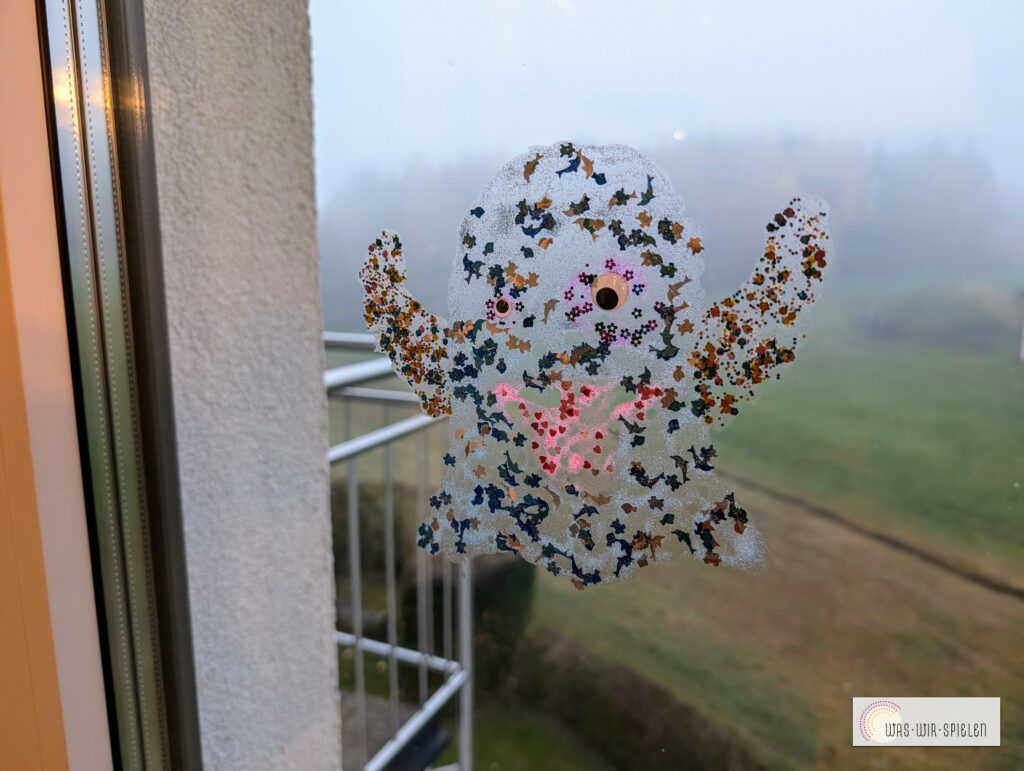 Glitzerkleber trocknen lassen und als Fensterbild nutzen