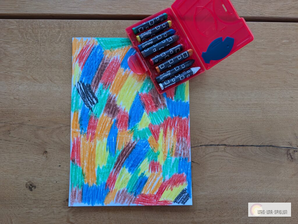 Ölkreiden auf ein Blatt Papier auftragen