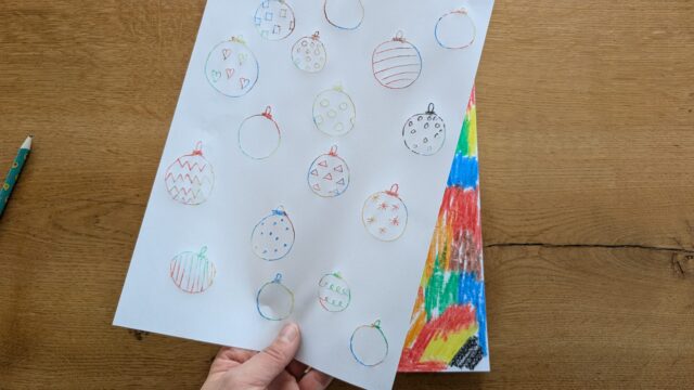 Überraschungseffekt mit bunten Regenbogenbilder