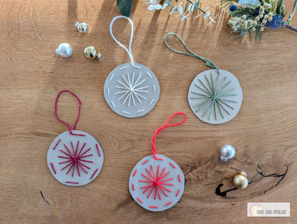 Upcycling Anhänger aus Pappe und Wolle