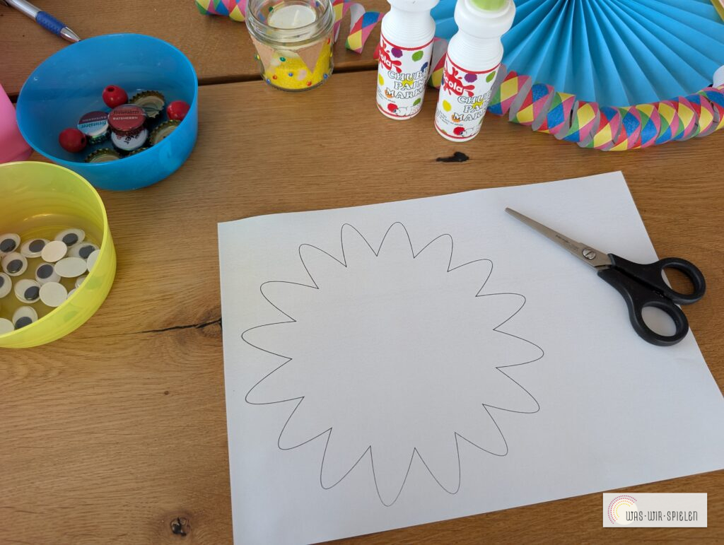 Vorlage ausschneiden - so zauberst du deinem Deko - Cown einen bunten Kragen