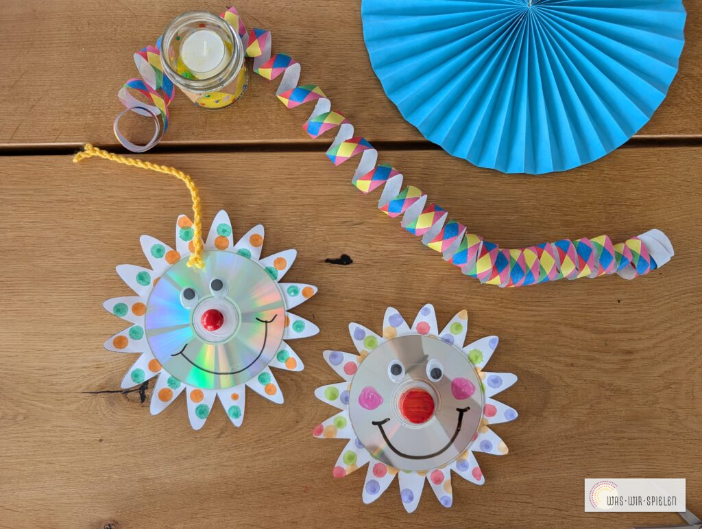 Clowns aus alten CDs als bunte Faschings - Deko