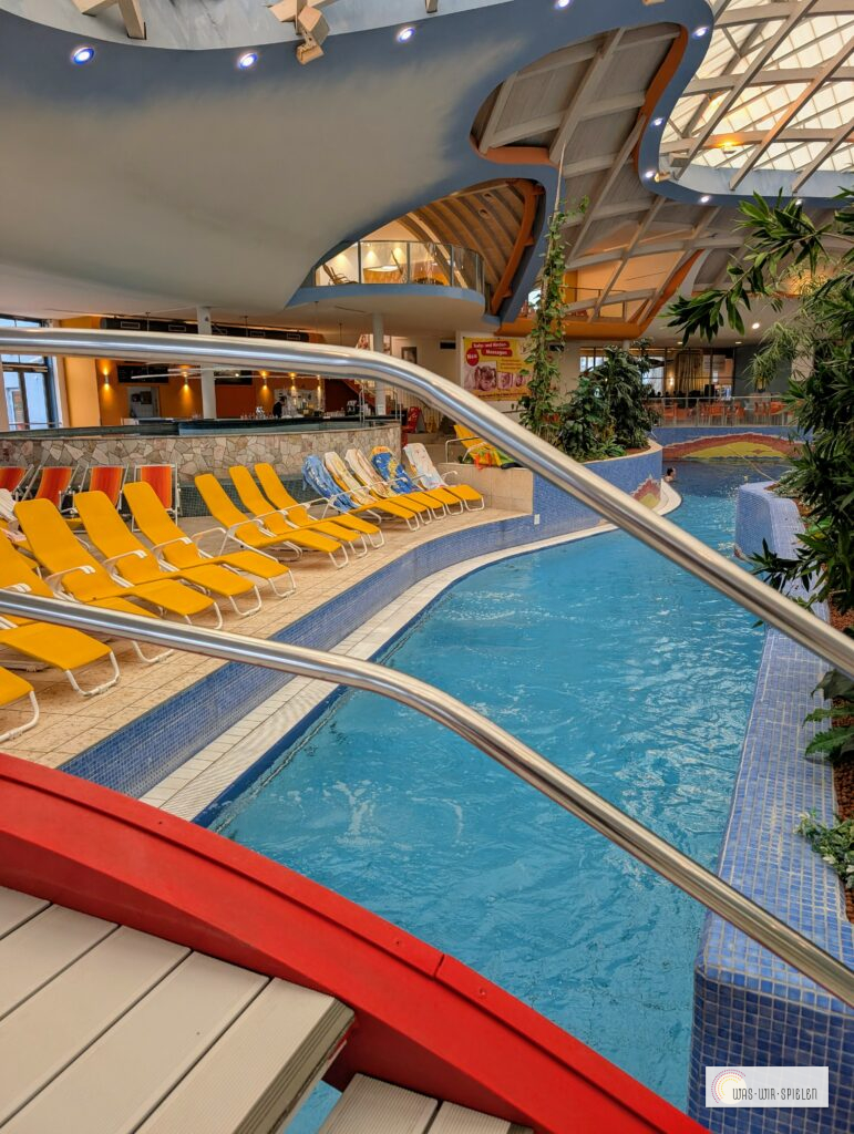 Vom Wellenbecken ins Erlebnisbecken draußen