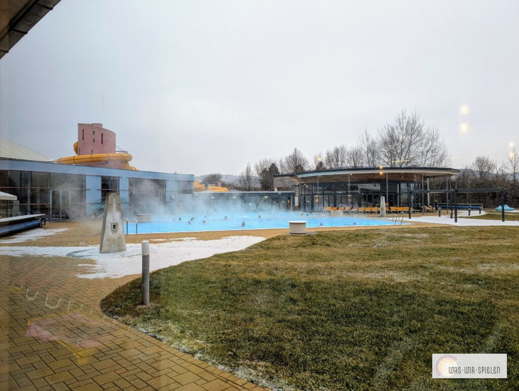 Blick auf die beiden Außenbecken