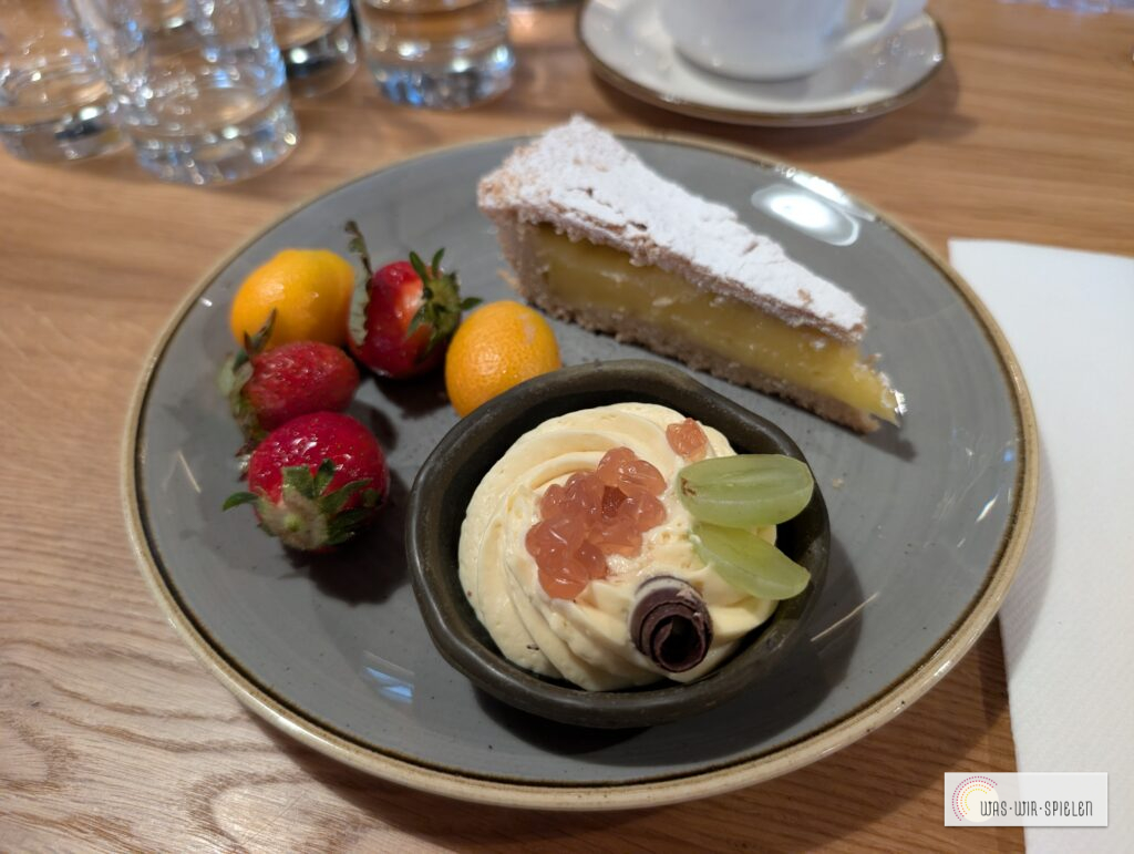 Nachspeisen und Früchte der Saison