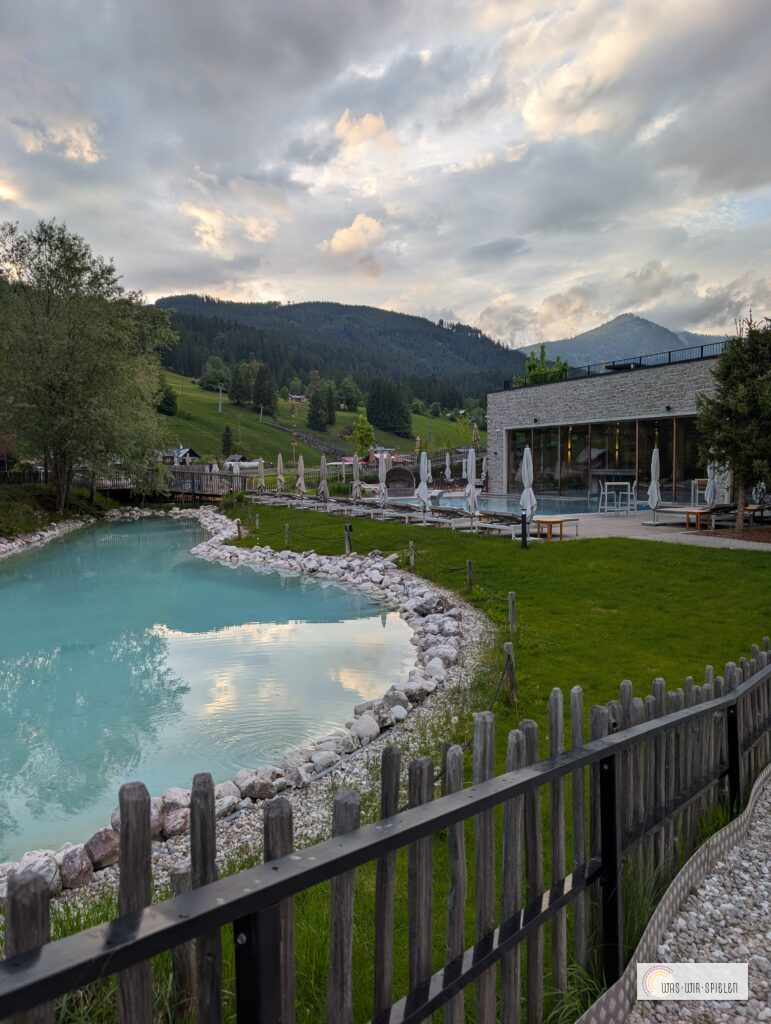 Blick auf den Teich und den Badebereich