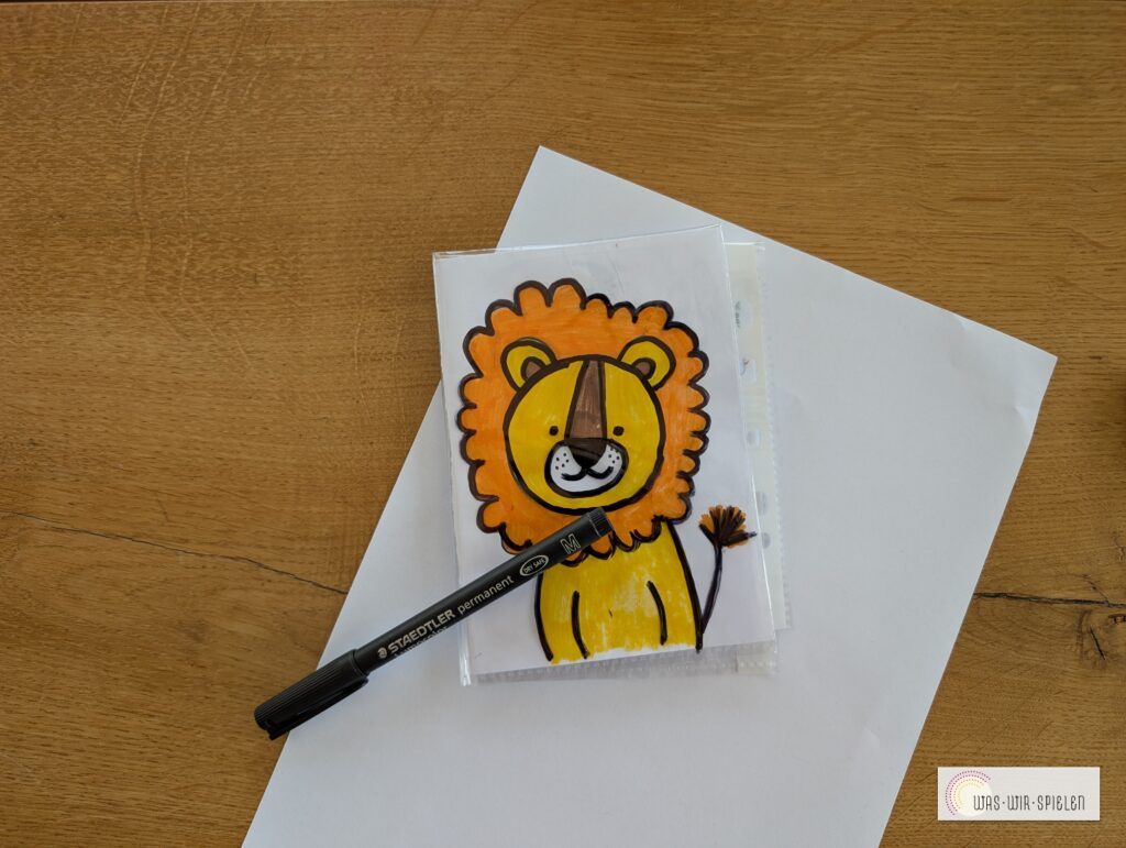 Gib das Bild in eine Klarsichthülle und zeichne die Umrisse mit permanenten Marker nach