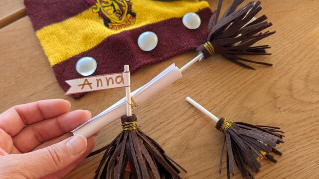 Magische Harry-Potter-Einladungen im Besen – Stil