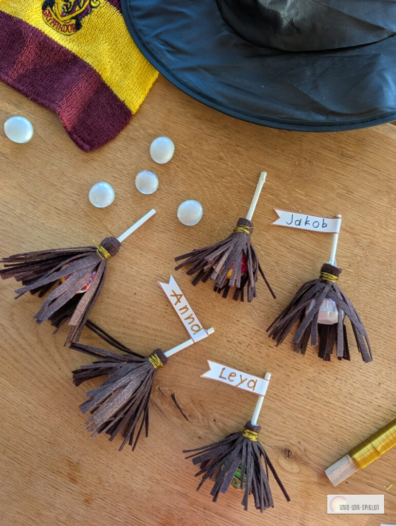 Einladungen im Harry Potter Zauberbesen - Stil