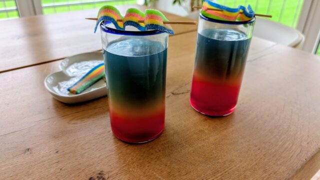 Leckerer Regenbogen-Cocktail für Kinder
