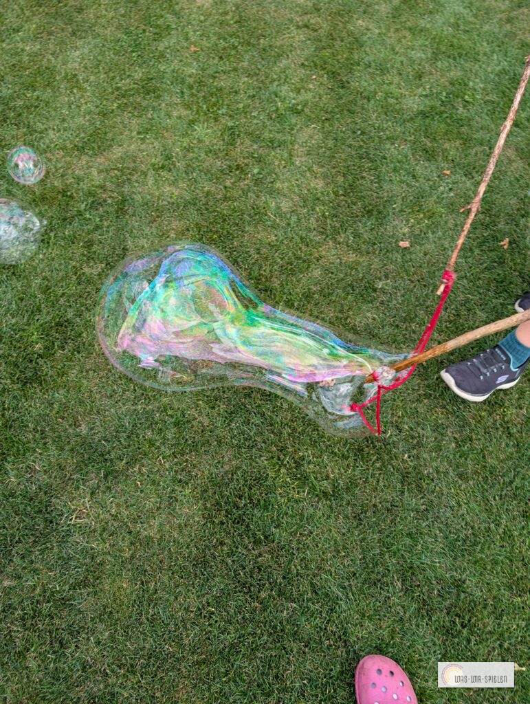 Riesenseifenblasen bei unserer Regenbogen-Party