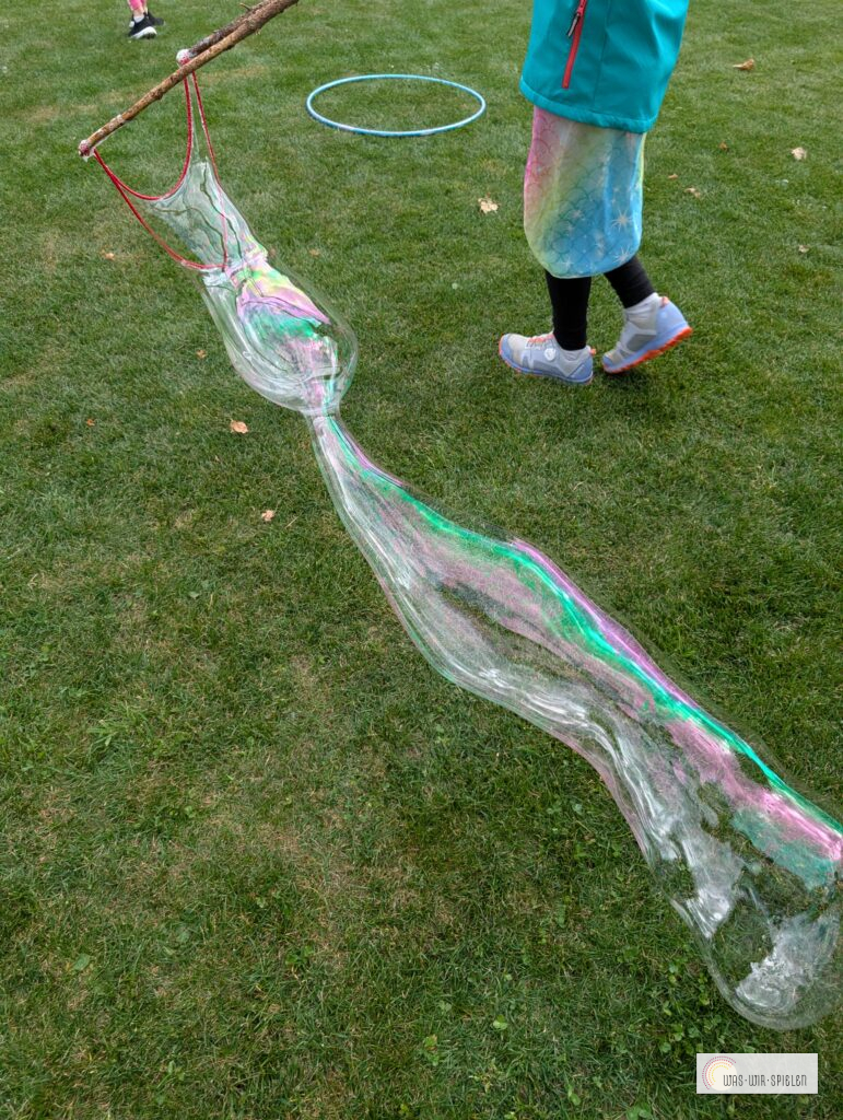 Riesige Seifenblasen passend zur Regenbogen - Party