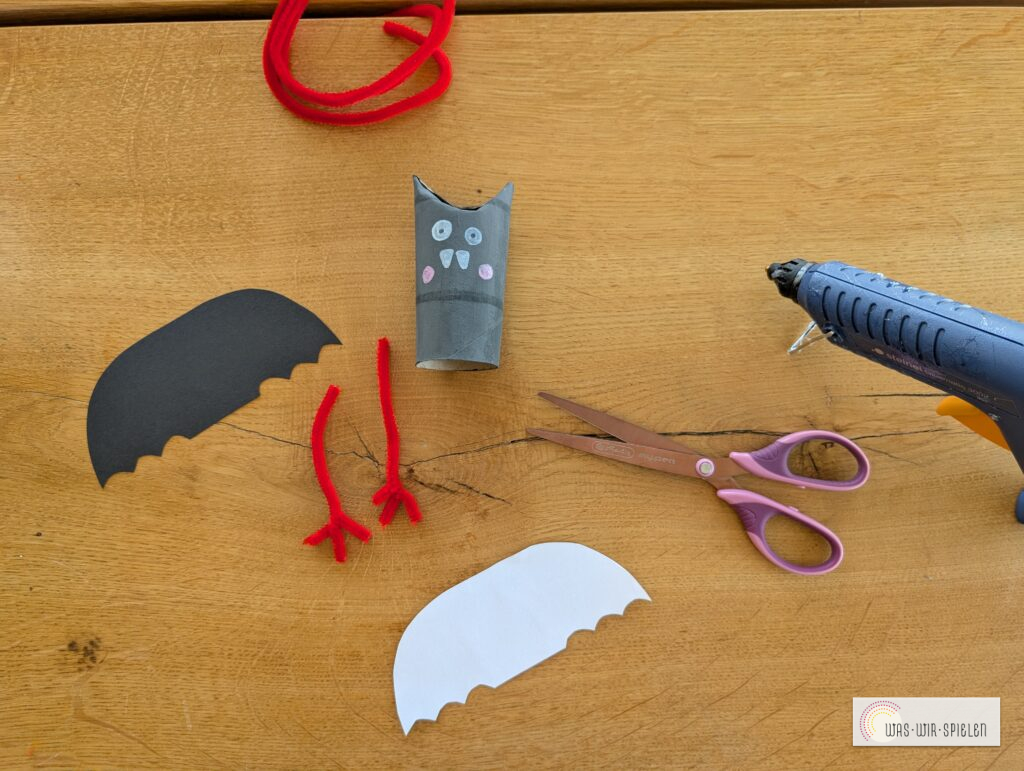 Gesicht der Fledermaus gestalten und Beine aus Pfeifenputzer formen