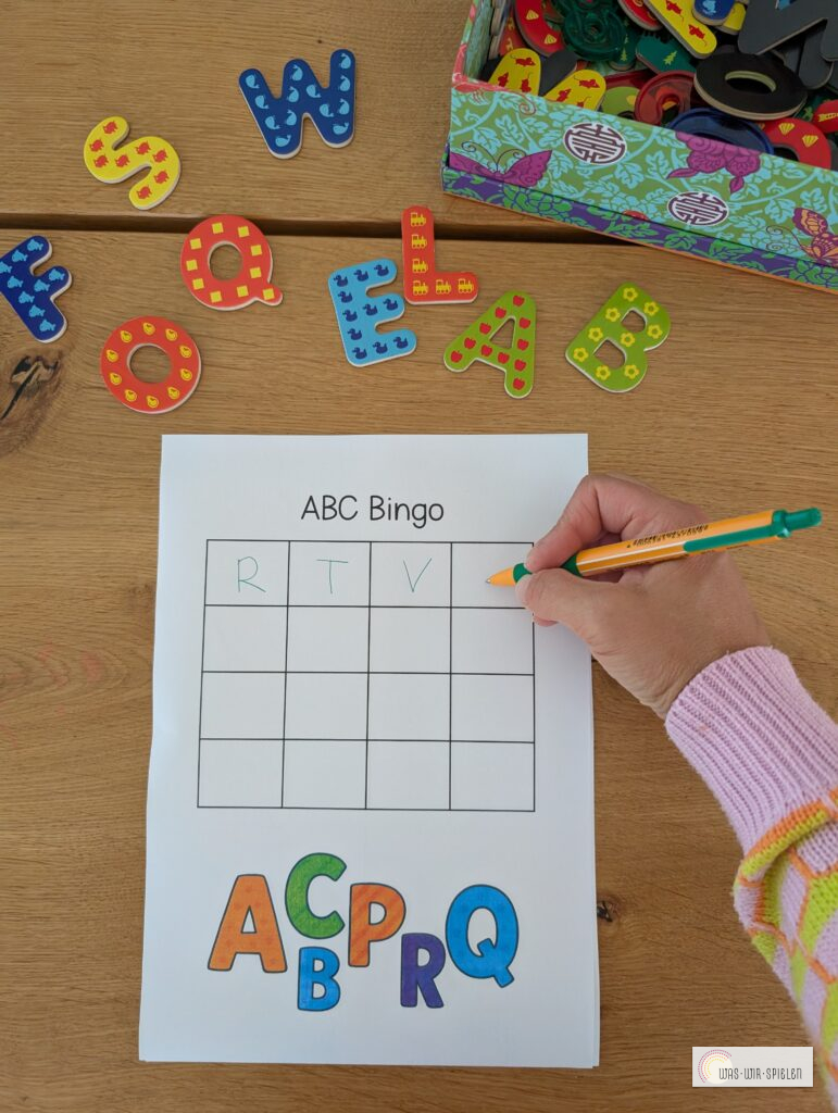 Buchstaben in die ABC Bingo Vorlage eintragen