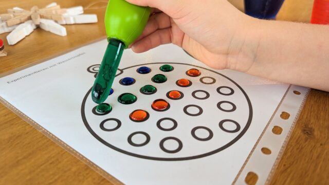 Bunte Christbaumkugeln – Pipettenkunst zur Weihnachtszeit