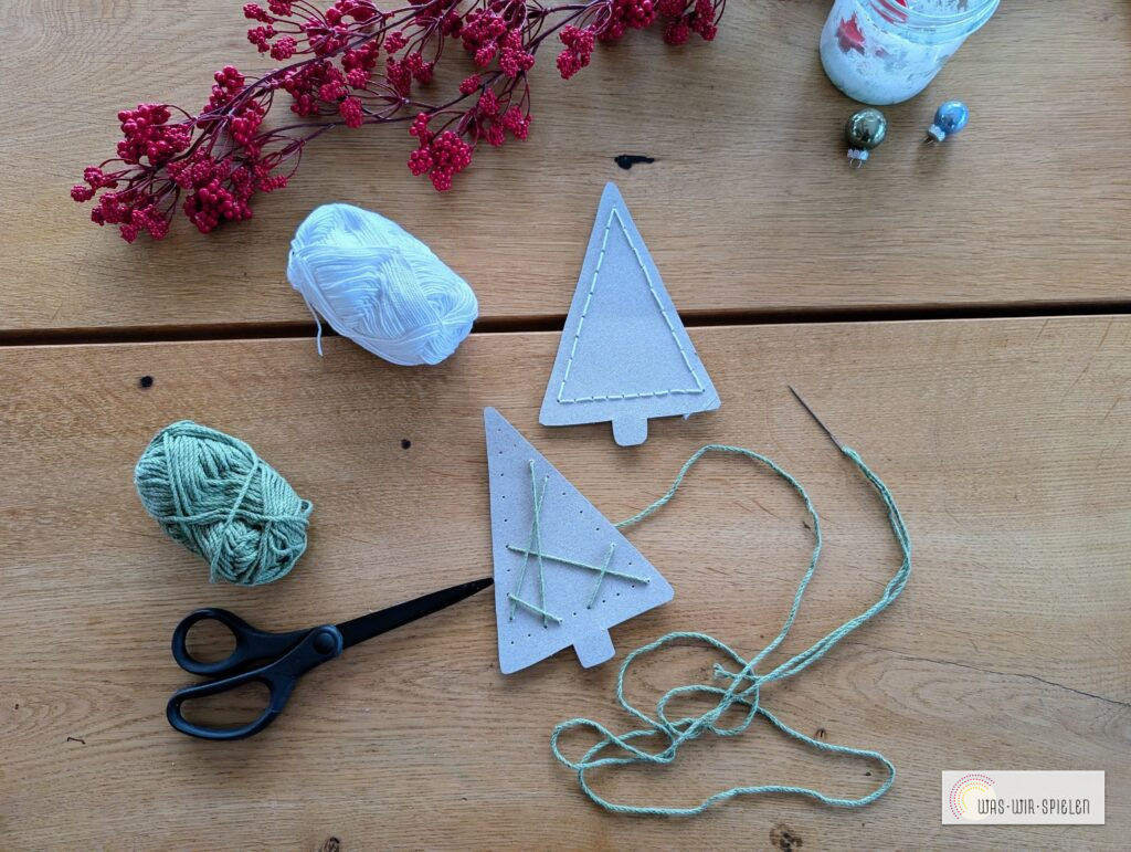 Einfaches Weihnachtsbasteln: gestickter Karton-Tannenbaum