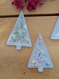 fertig genähte Fadenbäume aus Karton als weihnachtliche Deko