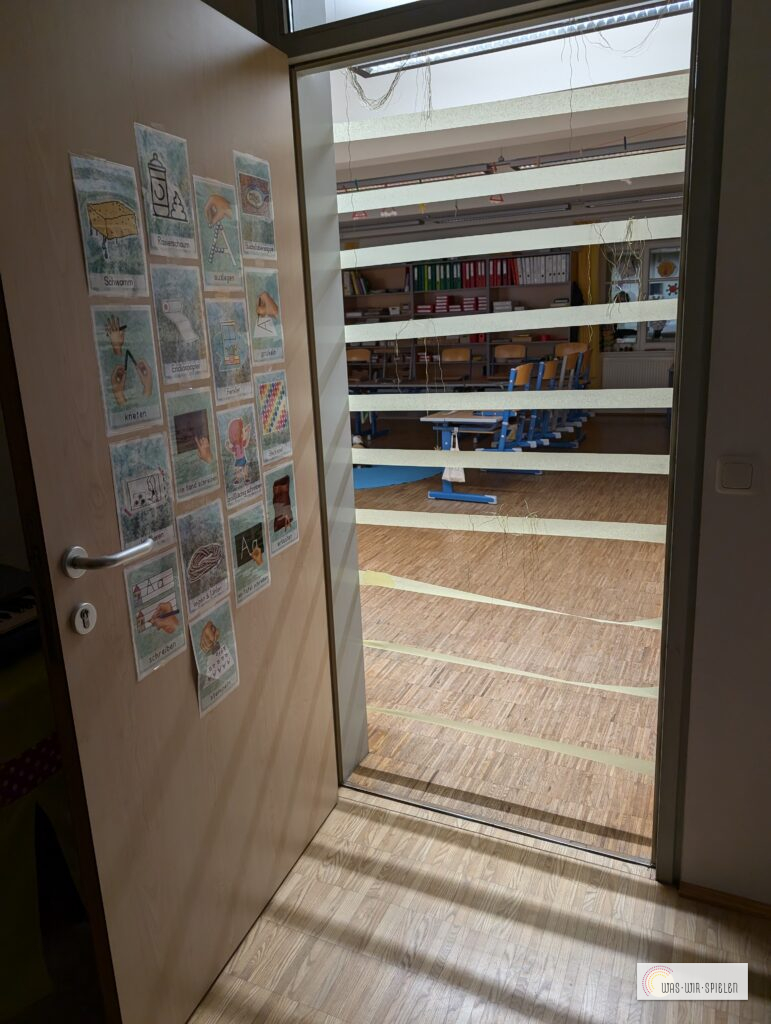 neuer Wichtelstreich - die Tür mit Krepppapier versperren 