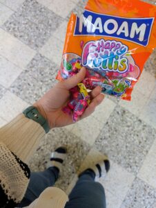 Zuckerl versteckt in den Schuhen als Wichtelstreich