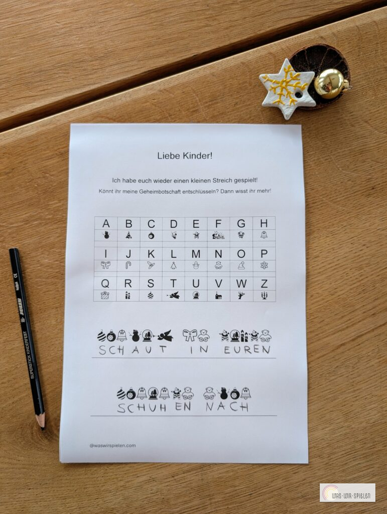 Nahaufnahme des Weihnachtsalphabets mit Symbolen zur Entschlüsselung des Wichtelcodes