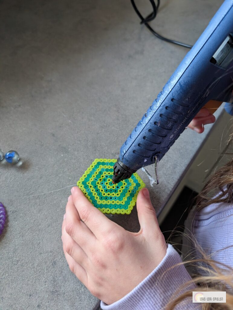 Bügelperlen Kreisel basteln - Korken aufkleben und drehen