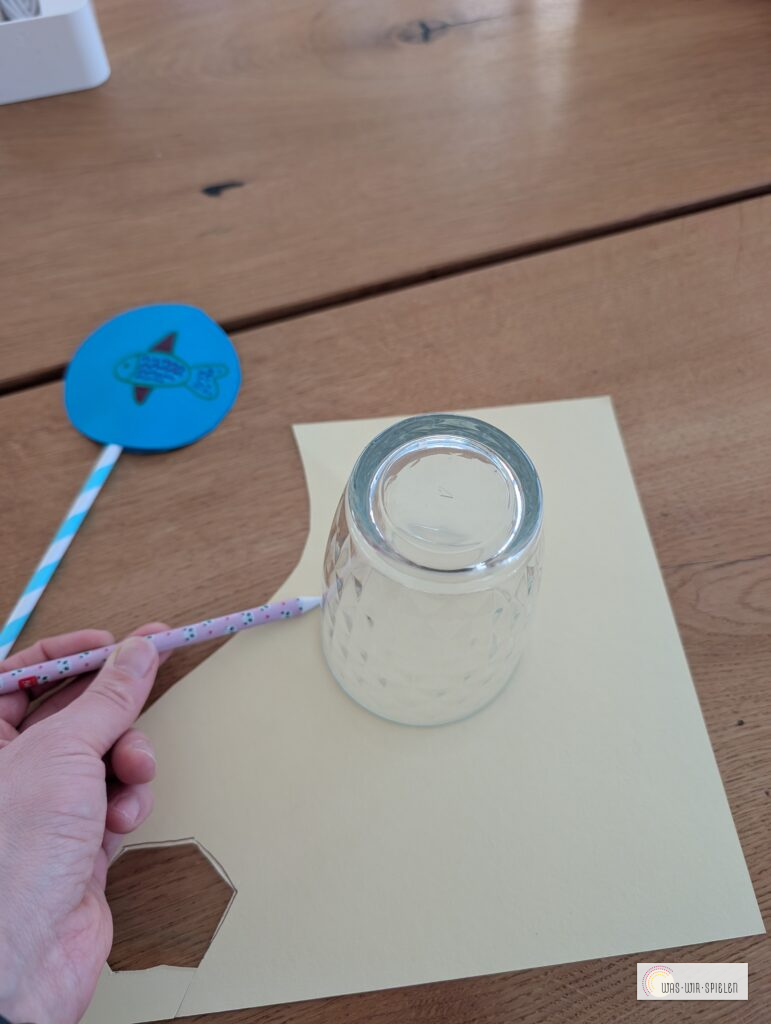 Für die optische Täuuschung als Erstes zwei Kreise malen. 